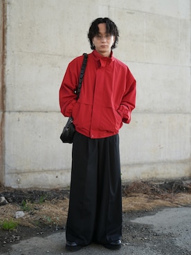 「SINSS（シンス）のTwo tuck wide straight stripe slacks / ２タックワイドストレートストライプスラックス（スラックス、ブラック系）」を使った、熊谷一平さん（メンズ・165cm）の春コーディネート