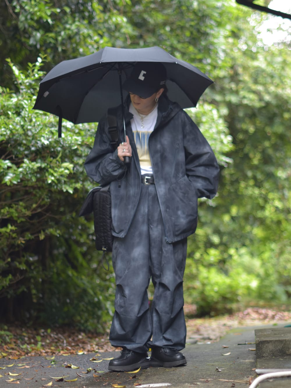 「やっぱり帽子が好き、雨の日コーデ、Tシャツ、レイヤードスタイル、ワイドパンツ、ショルダーバッグ、セットアップ、スニーカー、キャップ、お出かけコーデ、低身長コーデ、モノトーン、デートコーデ、サングラス、きれいめカジュアル」｜「soerteのTotal pattern loose mountain parker （Water-repellent ）/トータルパターンルーズマウンテンパーカー（撥水加工）（マウンテンパーカー、ブラック系）」を使った、熊谷一平さん（骨格ナチュラル・メンズ・165cm）の春コーディネートの1枚目の写真