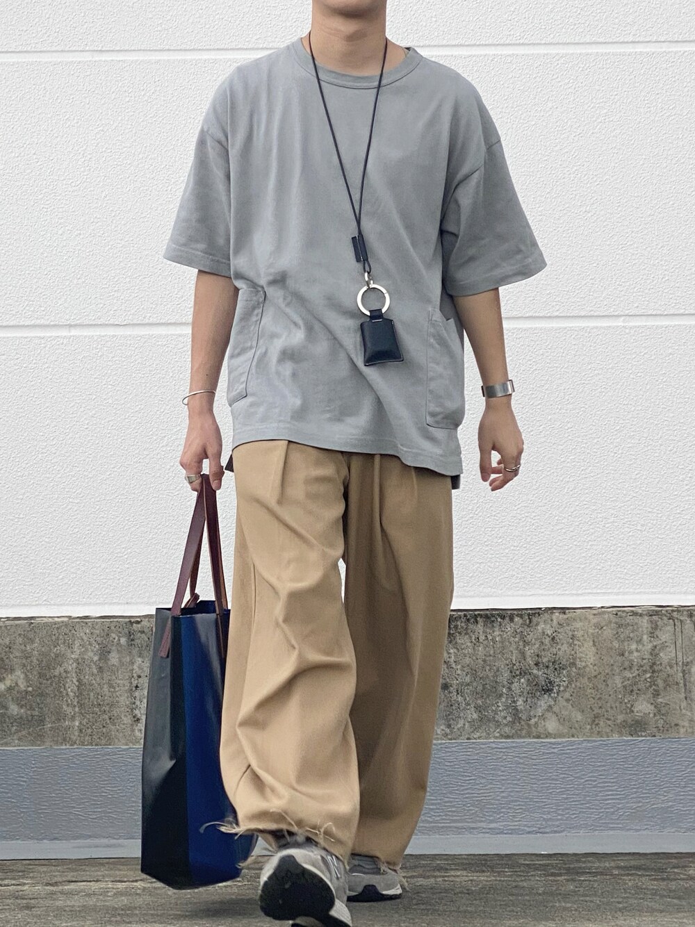 「シンプルコーデ、いいね、save、フォローお願いします🤑、低身長、ベージュ、淡色コーデ、オーバーサイズ、ワイドパンツ、New Balance、シルバーアクセサリー、オトナカジュアル」｜「Healthknitのアイテム（Tシャツ/カットソー、グレー系）」を使った、熊谷一平さん（メンズ・165cm）の夏コーディネートの1枚目の写真