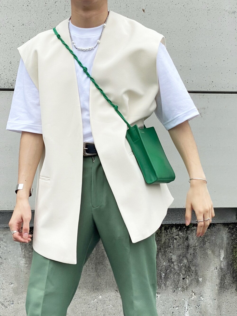 「ラブアンドピース2021、休日コーデ、レイヤードスタイル、UNIQLO、オーバーサイズ、低身長、くすみカラー、グリーン、パステルカラー、パールネックレス」｜「ZARAのアイテム（ベスト、ホワイト系）」を使った、熊谷一平さん（メンズ・165cm）の秋コーディネートの1枚目の写真