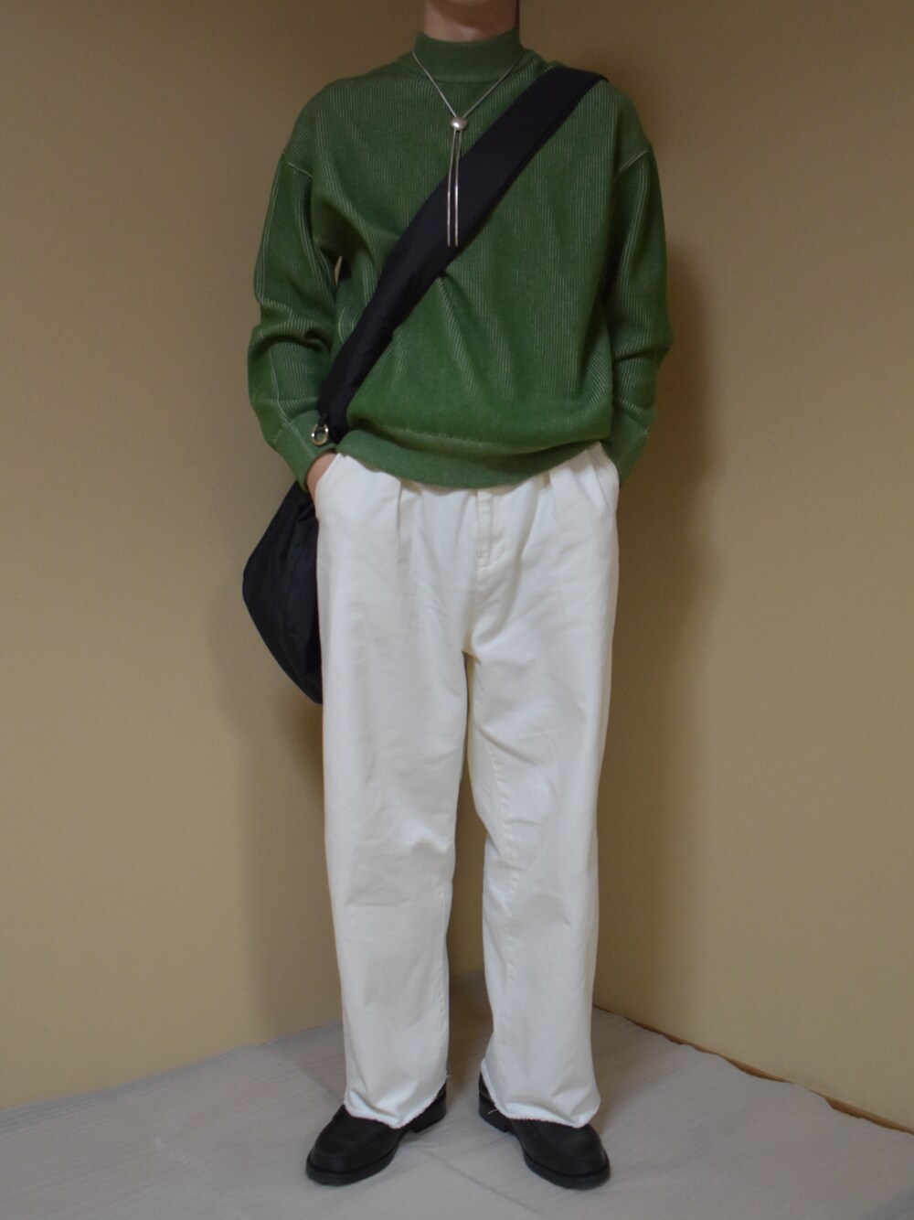 「似合うラボに行こう、WEARyouthコーデ、春コーデ、ラフ、ニット、デートコーデ、低身長、春服みてみて、プチプラ、ローファー、きれいめカジュアル、休日スタイル、白パンツ、大人カジュアル、いいね、save、フォローお願いします🤑」｜「soerteのLoose plating crew neck knit/ルーズプレーティングクルーネックニット（ニット/セーター、グリーン系）」を使った、熊谷一平さん（骨格ウェーブ・メンズ・165cm）の冬コーディネートの1枚目の写真