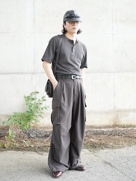 「SENSE OF PLACE by URBAN RESEARCH（センスオブプレイスバイアーバンリサーチ）のワイドカーゴパンツ（その他パンツ、グレー系）」を使った、熊谷一平さん（メンズ・165cm）の夏コーディネート