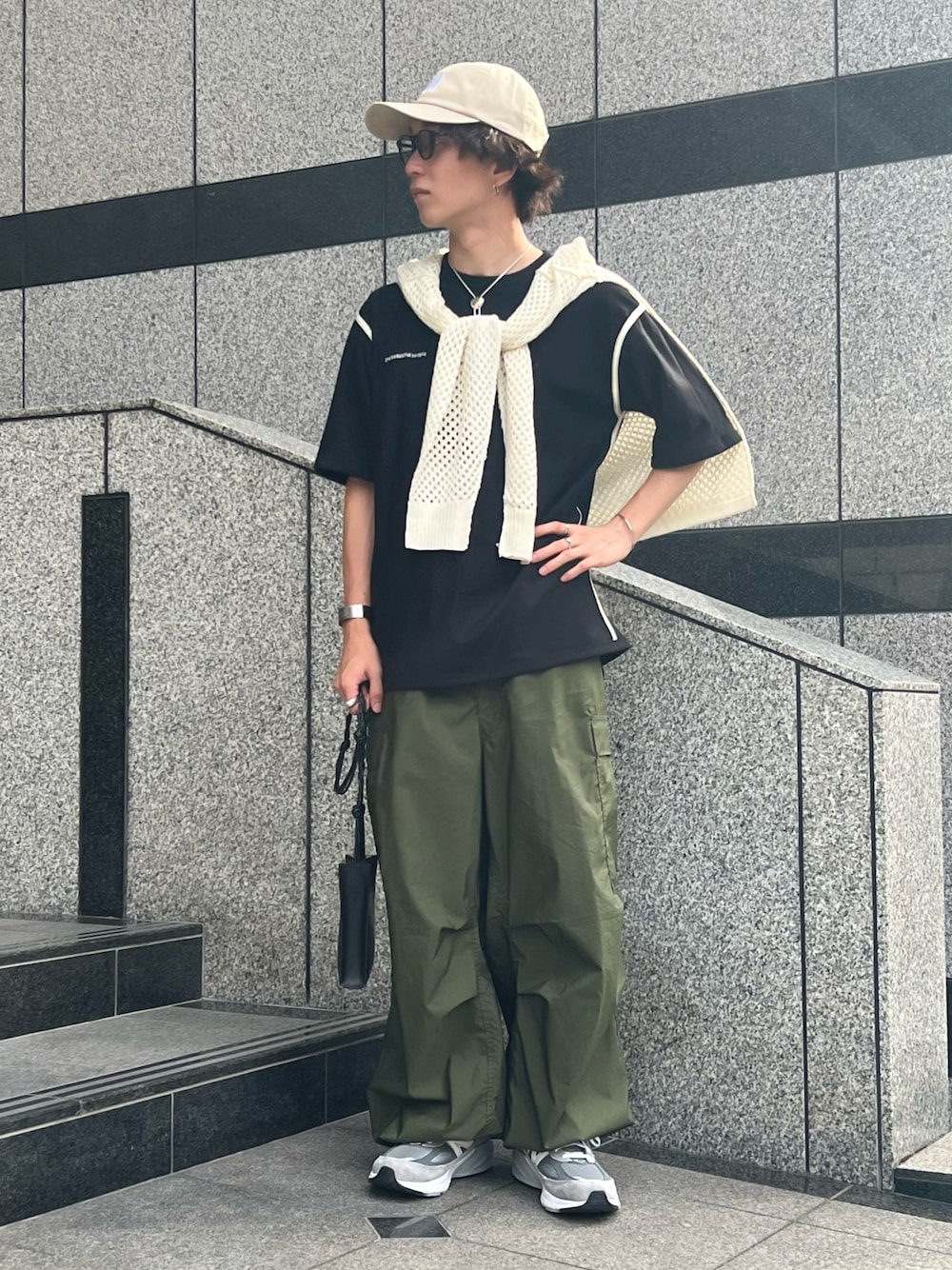 「このスタイルがお気に入り、休日コーデ、肩掛けカーデ、低身長、キャップ、オトナカジュアル、カーゴパンツ、スニーカー、New Balance、大人コーデ、夏コーデ、GUコーデ、夏だ！Tシャツ着よう！、メガネ男子、スクエアバッグ」｜「warmcoastのアイテム（キャップ、ベージュ系）」を使った、熊谷一平さん（骨格ウェーブ・メンズ・165cm）の夏コーディネートの1枚目の写真