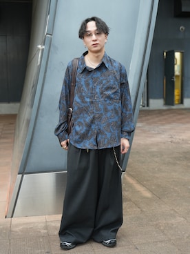 「SINSS（シンス）の3-Tuck wide straight slacks / 3タックワイドストレートスラックス（スラックス、ブラック系）」を使った、熊谷一平さん（メンズ・165cm）の秋コーディネート