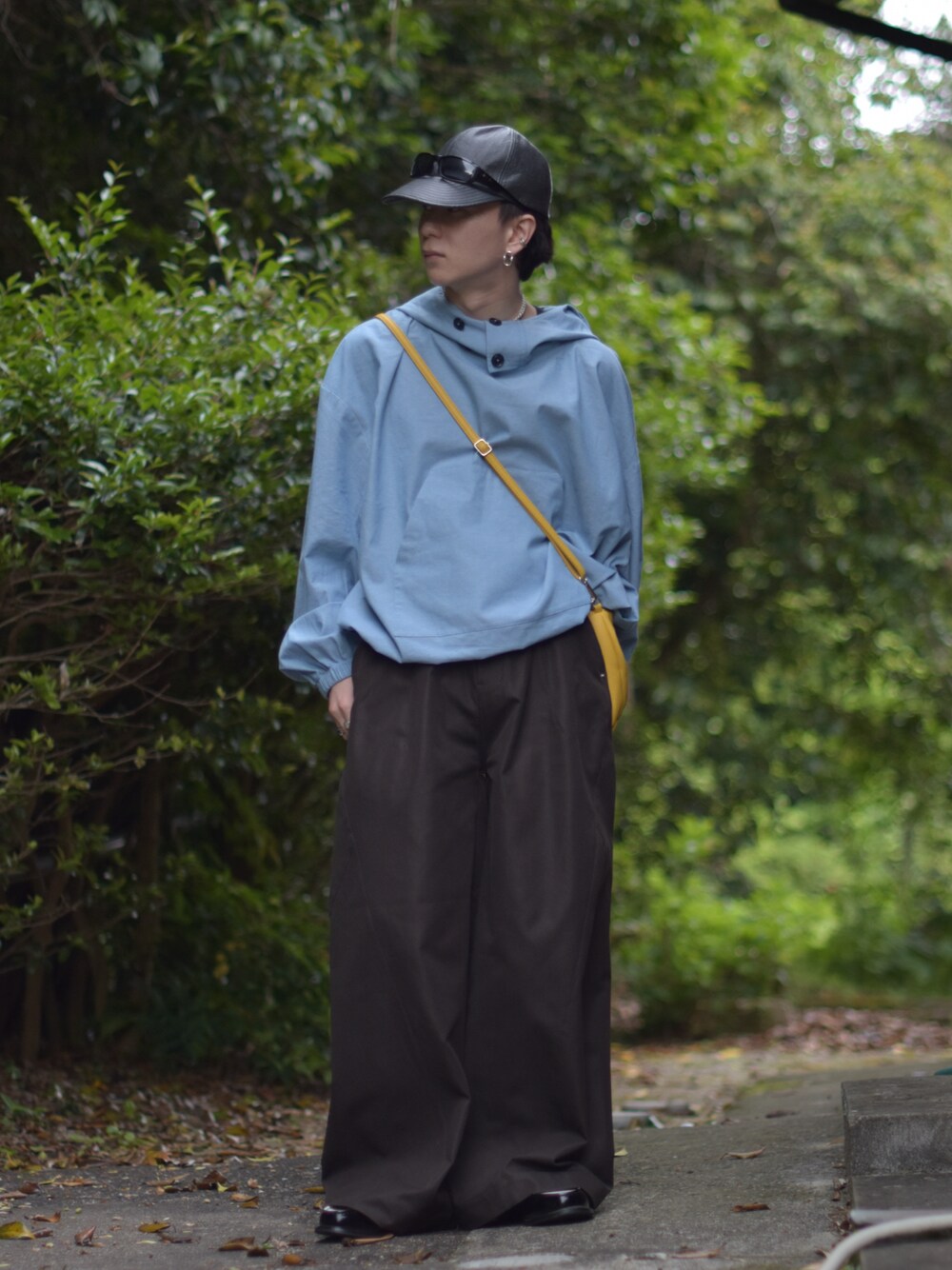 「ワイドパンツ、アノラックパーカー、レイヤードスタイル、ローファー、キャップ、春夏コーデ、韓国ファッション、低身長コーデ、きれいめカジュアル、お出かけコーデ、休日スタイル、サングラス、シンプルコーデ、春コーデ、淡色コーデ」｜「NO NEEDの【 NO NEED by 215ot_ 】シャンブレーアノラック（シャツ/ブラウス、ブルー系）」を使った、熊谷一平さん（骨格ナチュラル・メンズ・165cm）の春コーディネートの1枚目の写真