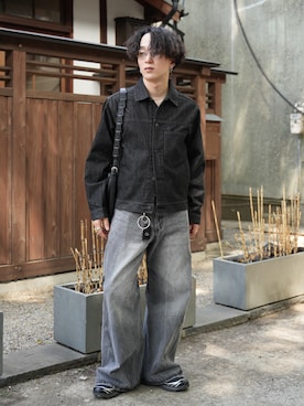 「WYM LIDNM（ウィム バイ リドム）のCURVED FLARE BAGGY DENIM（デニムパンツ、グレー系）」を使った、熊谷一平さん（メンズ・165cm）の秋コーディネート