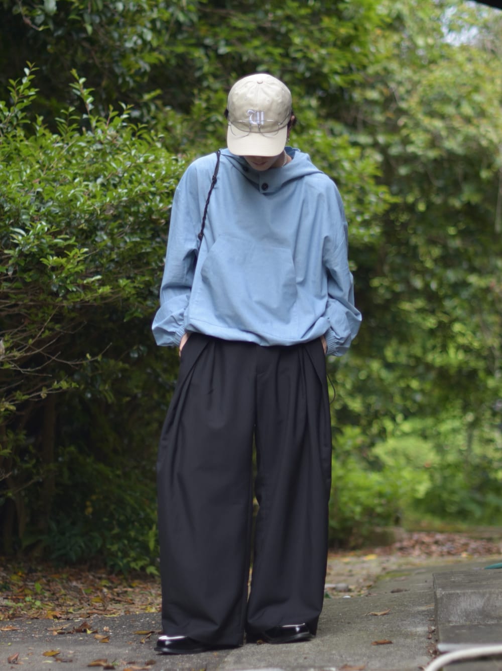 「ワイドパンツ、ローファー、韓国ファッション、シンプルコーデ、きれいめカジュアル、休日スタイル、お出かけコーデ、キャップ、ショルダーバッグ、アノラックパーカー、低身長コーデ、スポーツミックス、春夏コーデ、春コーデ、淡色コーデ」｜「NO NEEDの【 NO NEED by 215ot_ 】シャンブレーアノラック（シャツ/ブラウス、ブルー系）」を使った、熊谷一平さん（骨格ナチュラル・メンズ・165cm）の春コーディネートの1枚目の写真