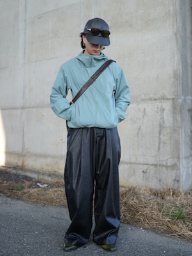 「SINSS（シンス）のGrain wide balloon slacks / グレインワイドバルーンスラックス（スラックス、ブラック系）」を使った、熊谷一平さん（メンズ・165cm）の春コーディネート