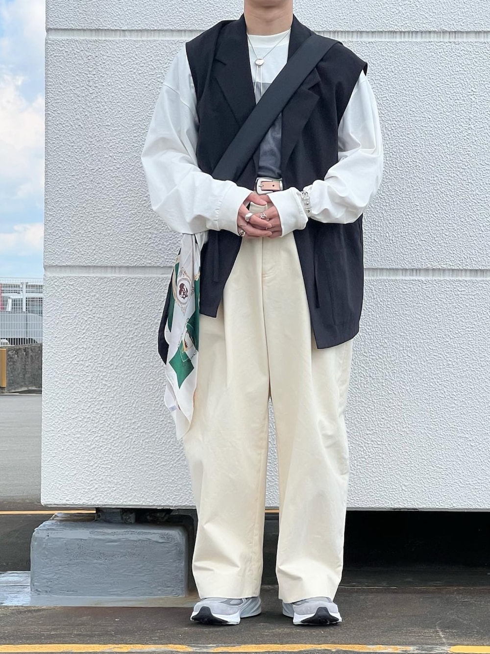 「初夏コーデ、低身長コーデ、休日スタイル、スカーフ、きれいめカジュアル、スニーカー、ジレベスト、プリントT、オーバーサイズ、春夏コーデ、シルバーアクセサリー、New Balance、白パンツ、ワイドパンツ、WEARyouthコーデ」｜「Ellno Losetのアソート柄スカーフ（バンダナ/スカーフ、グリーン系）」を使った、熊谷一平さん（骨格ウェーブ・メンズ・165cm）の夏コーディネートの1枚目の写真