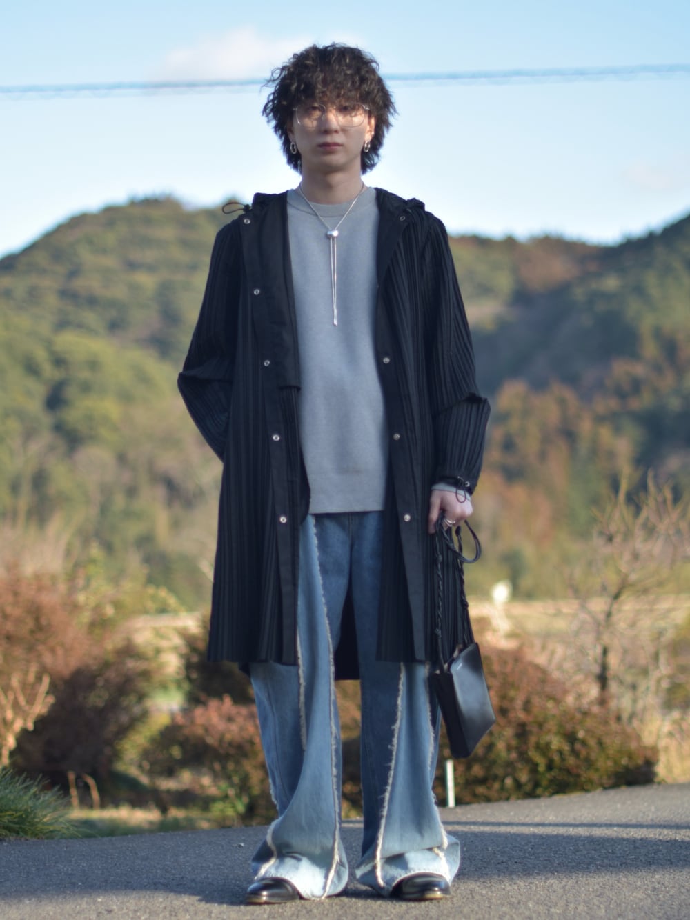 「ロングコート、きれいめカジュアル、デートコーデ、低身長、デニム、ニット、ショルダーバッグ、プリーツ、古着MIX、韓国ファッション、レイヤードスタイル、ワイドパンツ、メガネ男子、春色、休日スタイル」｜「UNIQLOのアイテム（ニット/セーター、グレー系）」を使った、熊谷一平さん（骨格ナチュラル・メンズ・165cm）の冬コーディネートの1枚目の写真