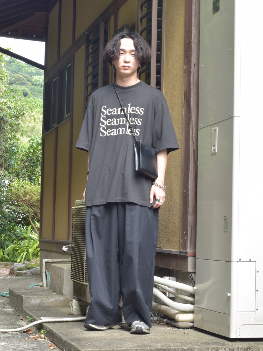 「夏コーデ、お出かけコーデ、プチプラ、WEARyouthコーデ、低身長コーデ、Tシャツ、ロゴT、ワイドパンツ、ショルダーバッグ、スニーカー、モノトーン、デートコーデ、ファッションを楽しもう、スポーツミックス、ブラックコーデ」｜「blurhmsのアイテム（Tシャツ/カットソー、ブラック系）」を使った、熊谷一平さん（骨格ウェーブ・メンズ・165cm）の夏コーディネートの1枚目の写真