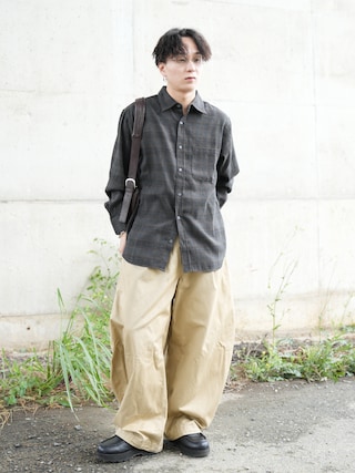 「SINSS(シンス)の2way slit half moon bag / 2wayスリットハーフムーンバッグ(ショルダーバッグ)」を使った、熊谷一平さん(メンズ・165cm)の秋コーディネート