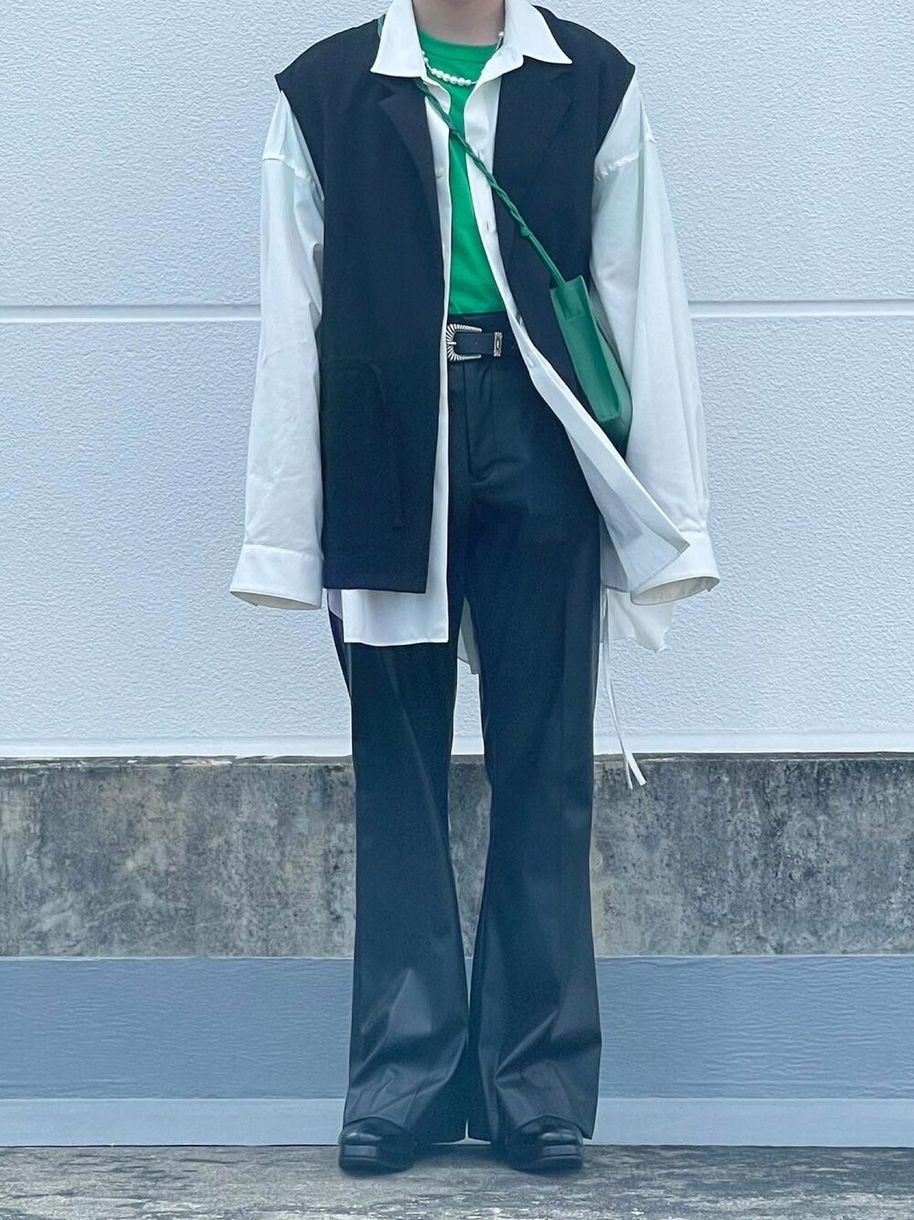 ホワイト系のシャツ/ブラウス、ブラック系のパンツ、ブラック系のブーツを着用したメンズの秋コーディネートの1枚目の写真