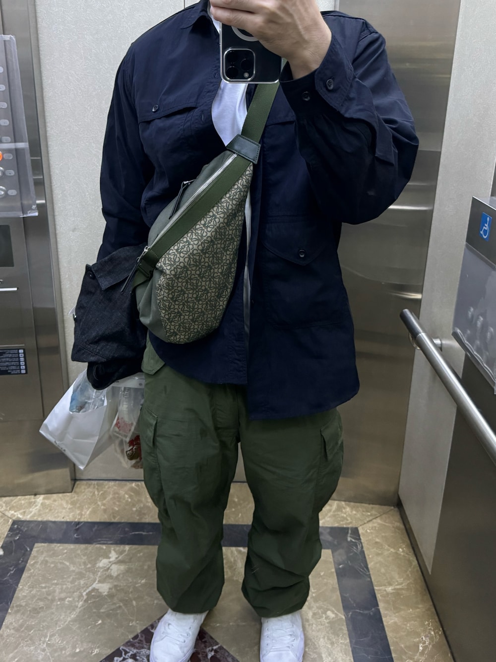 「BEAMS、LOEWE」｜「BEAMSのアイテム（マウンテンパーカー、ブルー系）」を使った、ian3chenさん（メンズ・175cm）の春コーディネートの1枚目の写真