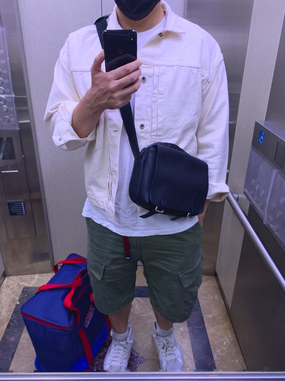 「orslow、GRAMICCI、alphaindustries」｜「LOEWEのアイテム（メッセンジャーバッグ、ブラック系）」を使った、ian3chenさん（メンズ・175cm）の秋コーディネートの1枚目の写真