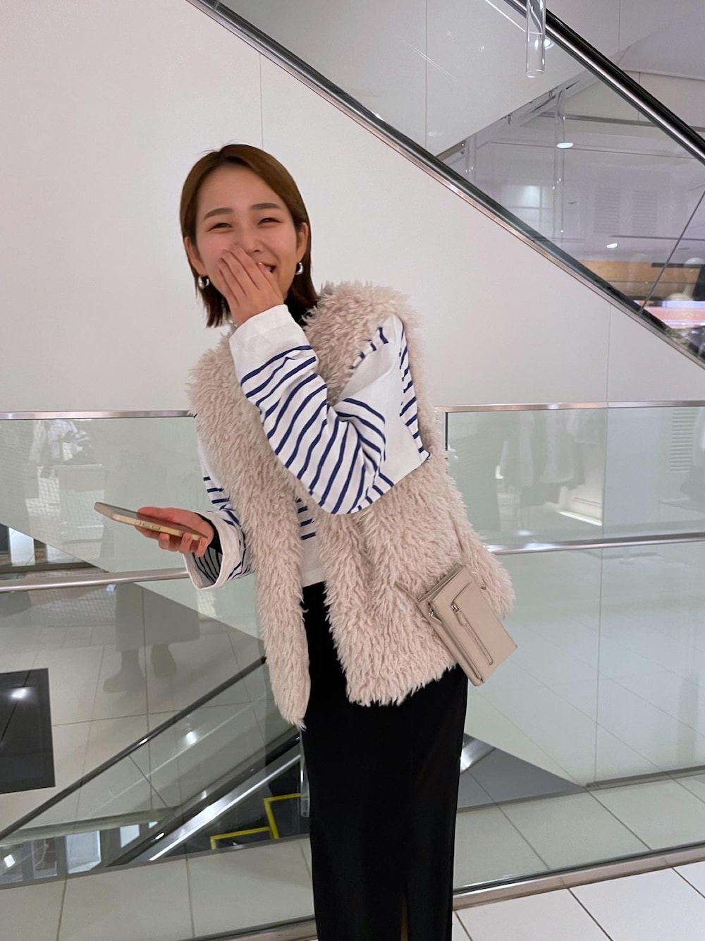 「オトナカジュアル、カジュアル、おしゃれさんと繋がりたい、ファーベスト、お出かけコーデ、タイトスカート、ボーダー、ootd、春コーデ、ブラック、ホワイト、mystic、休日スタイル、ショート丈トップス、ショートヘア」｜「mysticのバスクボーダープルオーバー（Tシャツ/カットソー、ブルー系）」を使った、クスミアキさん（レディース・162cm）の冬コーディネートの1枚目の写真