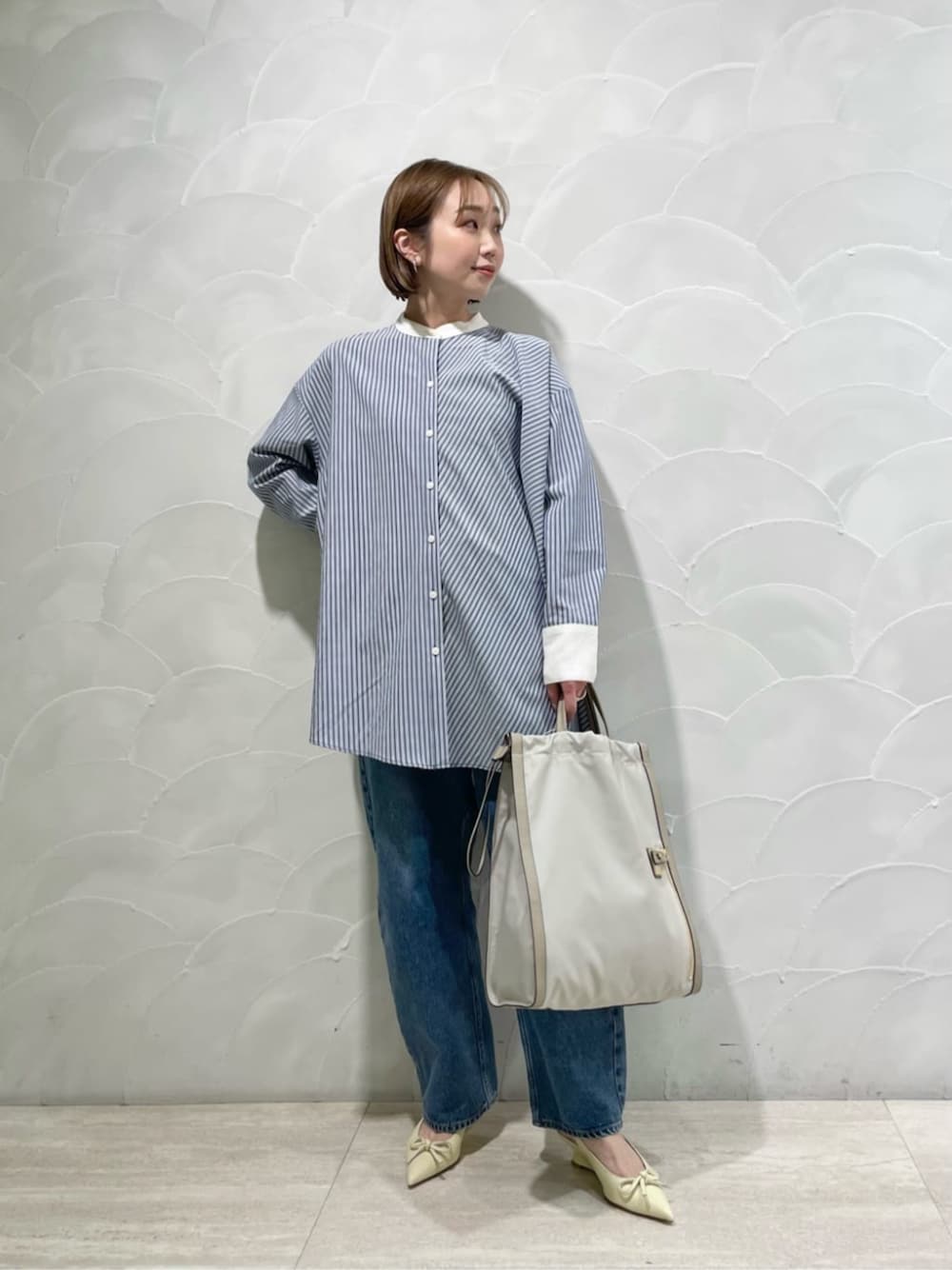 「ベーシック/トラッド、Pumps styling、Pants style、リラックススタイル、フェミニン、通勤コーデ、カジュアル」｜「ODETTE E ODILEのプランプリボンバックベルト パンプス45↑（パンプス、ベージュ系）」を使った、山田　オデット エ オディール スタッフさん（レディース・160cm）の春コーディネートの1枚目の写真