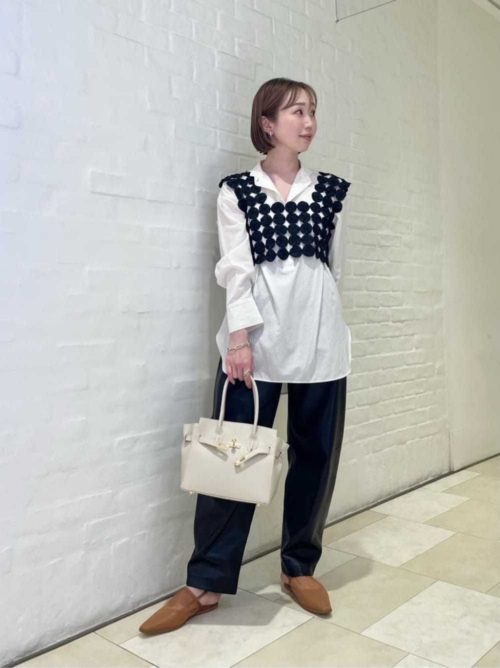 「Flat shoes styling、Pants style、モード、トレンド、リラックス、フェミニン、カジュアル、春服、春コーデ、春色、シアー」｜「ODETTE E ODILEのチュールカバーバックベルト フラット10↑（パンプス、ブラウン系）」を使った、山田　オデット エ オディール スタッフさん（レディース・160cm）の春コーディネートの1枚目の写真