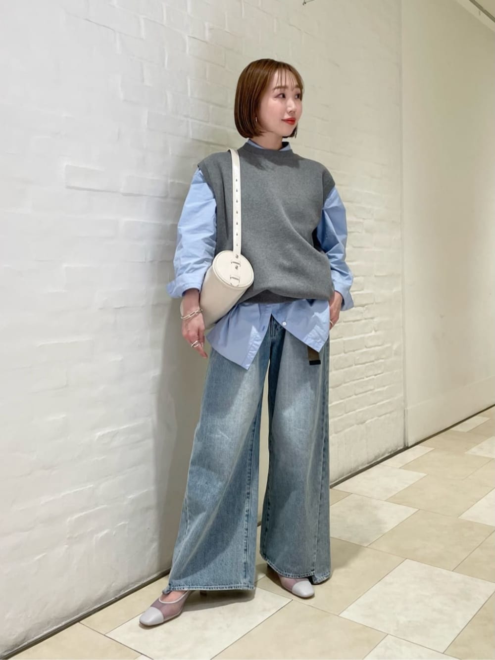 「ベーシック/トラッド、Pumps styling、Pants style、リラックススタイル、フェミニン、気温20度から24度、カジュアル」｜「ODETTE E ODILEのトゥキャップNチュール パンプス45↓（パンプス、グレー系）」を使った、山田　オデット エ オディール スタッフさん（レディース・160cm）の春コーディネートの1枚目の写真