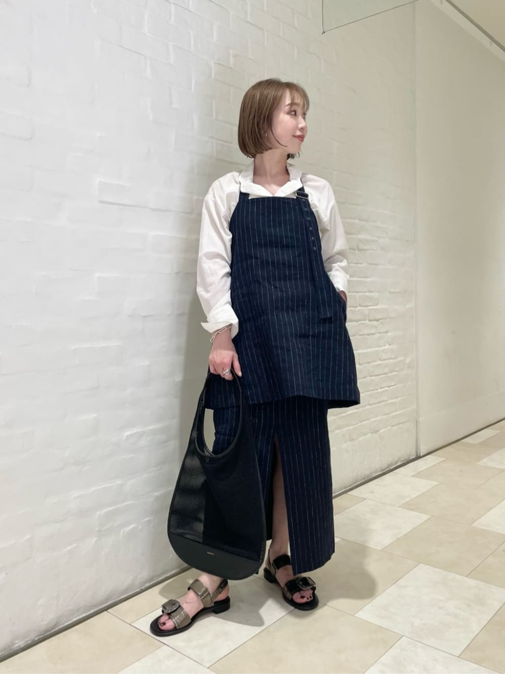 「Sandals styling、Skirt style、モード、トレンド、リラックススタイル、フェミニン、サンダル、気温25度から29度、気温20度から24度、カジュアル」｜「ORSETTOの＜ORSETTO＞FREDDO（トートバッグ、ブラック系）」を使った、山田　オデット エ オディール スタッフさん（レディース・160cm）の春コーディネートの1枚目の写真