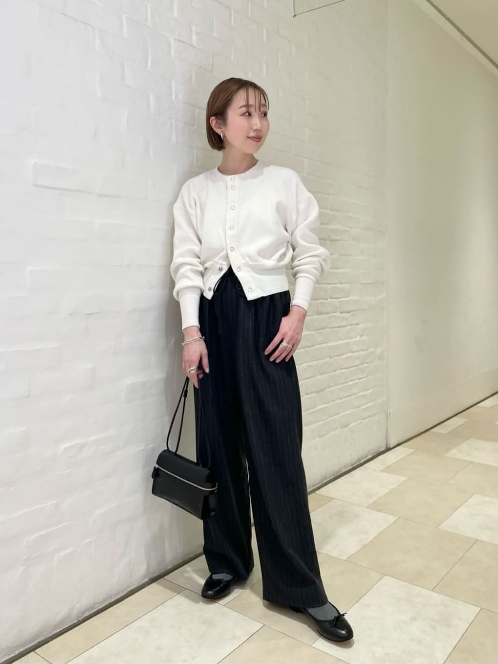 「ベーシック/トラッド、Flat shoes styling、Pants style、リラックス、フェミニン、旅行、カジュアル、春服、春コーデ、バレエシューズ」｜「YAHKIの＜YAHKI＞690 ZipSLD（ショルダーバッグ、ブラック系）」を使った、山田　オデット エ オディール スタッフさん（レディース・160cm）の春コーディネートの1枚目の写真