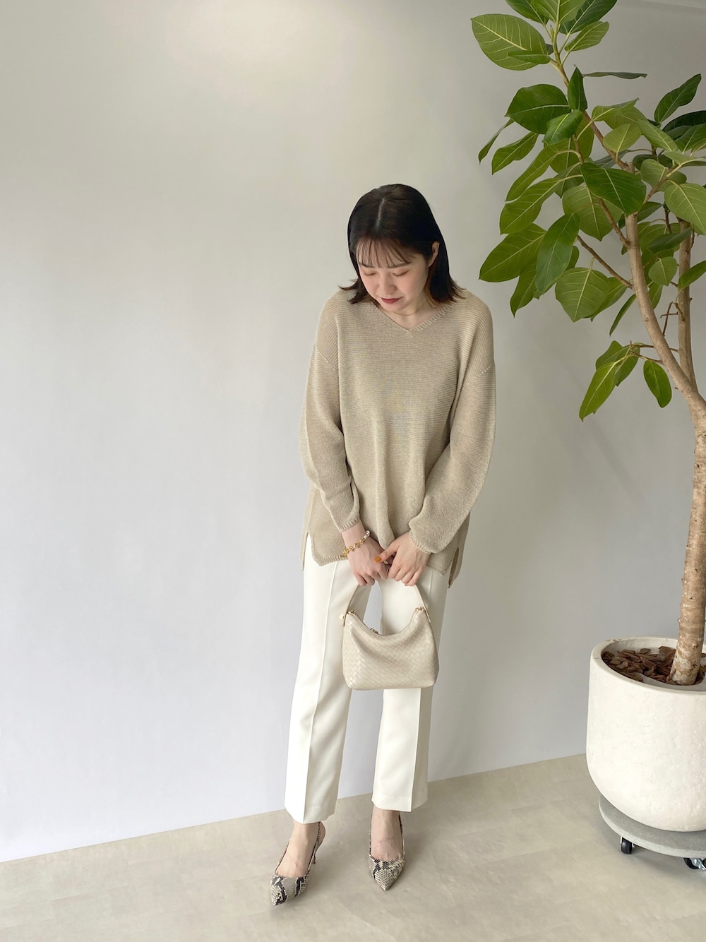 「ニット、Vネックニット、淡色コーデ、白パンツ、ベージュコーデ、春コーデ、オーバーニット、パイソン柄パンプス、ショートネックレス」｜「RIVE DROITEのペーパーヤーンVネックニット（ニット/セーター、ベージュ系）」を使った、yuzu +相互+さん（レディース・163cm）の春コーディネートの1枚目の写真