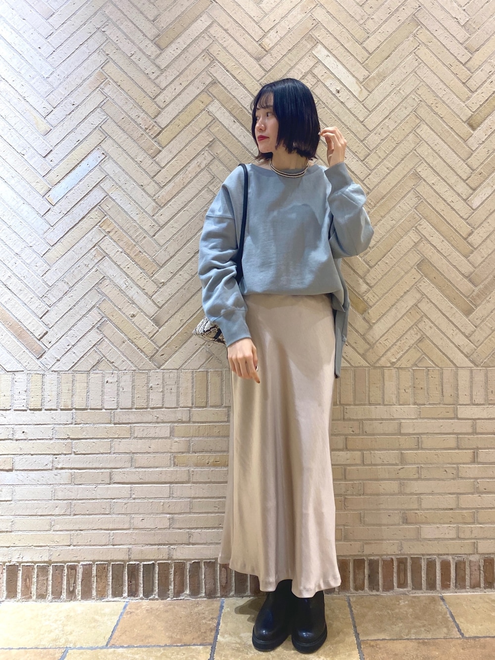「カットソー、スウェット、トレンド、トレーナー、マーメイドスカート、サテンスカート、カジュアルコーデ、デート、カフェオレコーデ」｜「RIVE DROITEの【大人のカジュアルスタイルを叶える】裏起毛カットソー（Tシャツ/カットソー、グレー系）」を使った、yuzu +相互+さん（レディース・163cm）の秋コーディネートの1枚目の写真