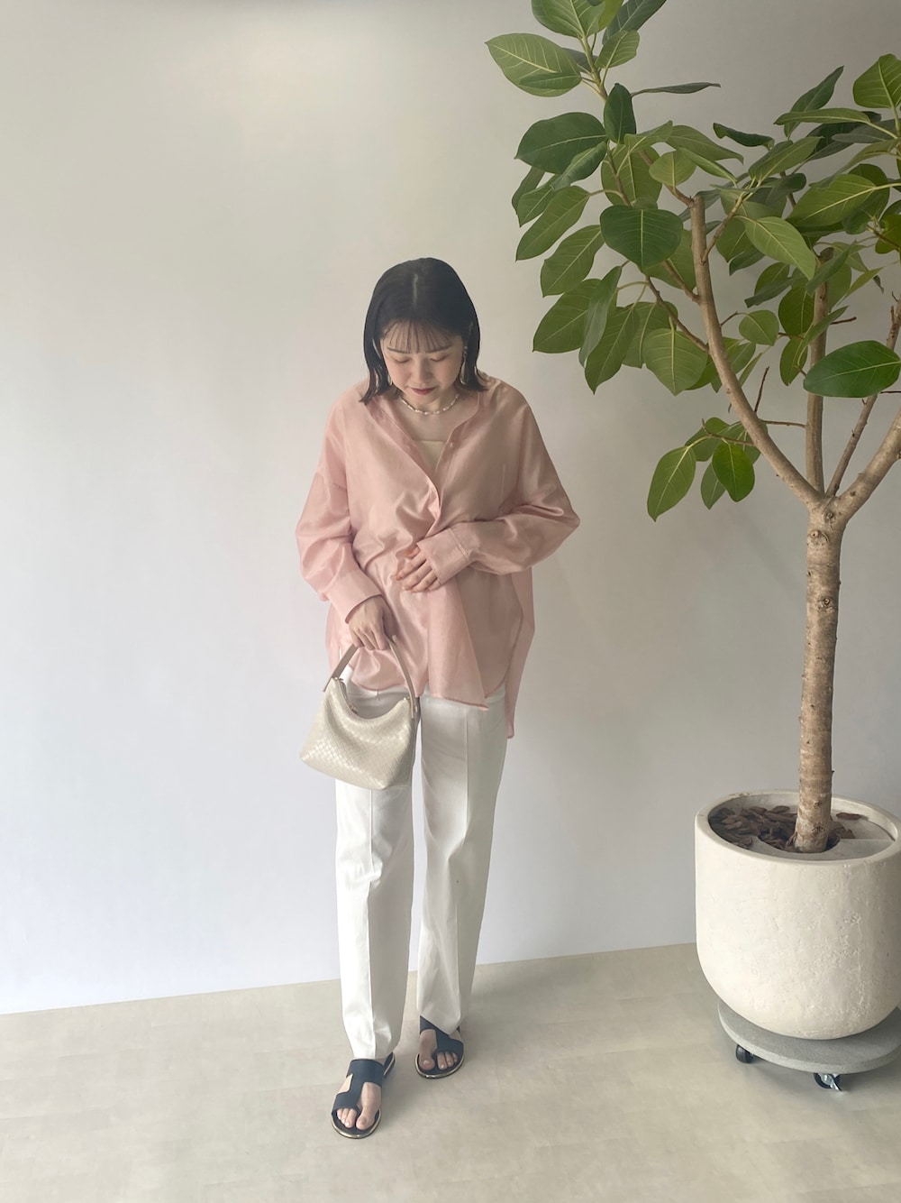 「シャツ、シアーシャツ、ピンクコーデ、ピンクシャツ、セミワイドパンツ、白パンツ、ガラスピアス、春コーデ、ゴールドアクセ、パールアクセ」｜「RIVE DROITEのナチュラルオーガンジーシャツ（シャツ/ブラウス、ピンク系）」を使った、yuzu +相互+さん（レディース・163cm）の春コーディネートの1枚目の写真