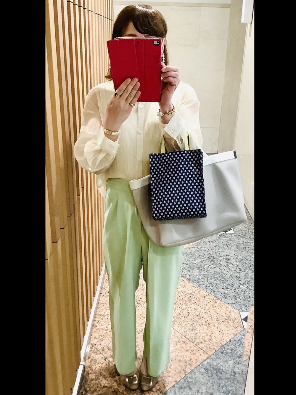 「ootd、シースルー、シアーシャツ、シャツスタイル、パンツスタイル、シンプル、大人カジュアル、キレイめ、大人コーデ、プチプラ、カジュアル、カラーパンツ、トートバッグ、夏コーデ、メンズライク」｜「SLOBE IENAのアイテム（パンツ、グリーン系）」を使った、sayanoさん（レディース・163cm）の春コーディネートの1枚目の写真
