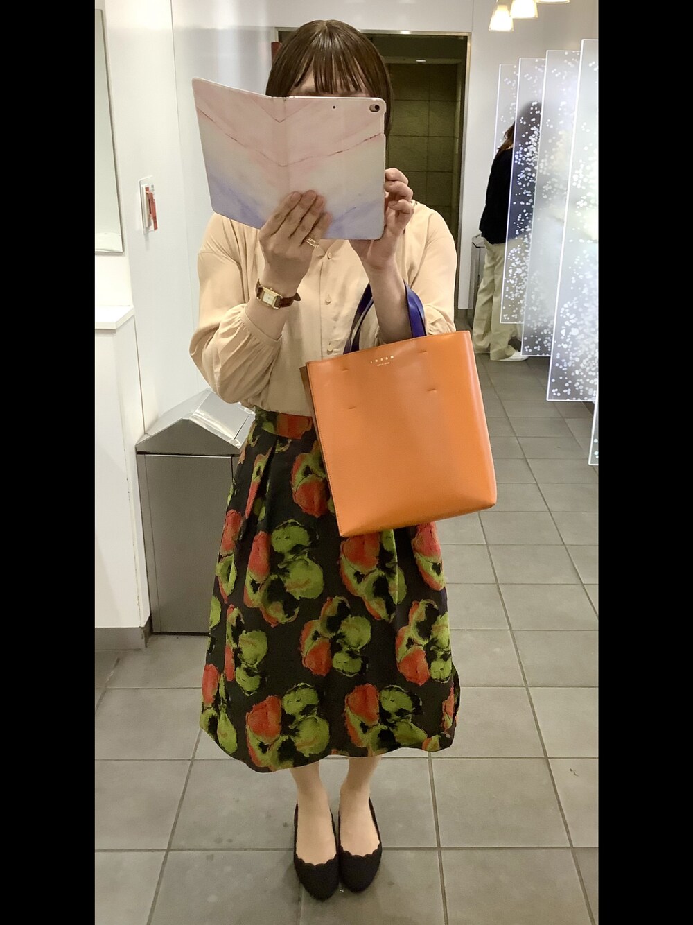 「ootd、パンプス、スカート、お出かけコーデ、初夏コーデ、おしゃれさんと繋がりたい、大人かわいい、キレイめ、大人コーデ、オフィスカジュアル」｜「MARNIのアイテム（トートバッグ、オレンジ系）」を使った、sayanoさん（レディース・163cm）の春コーディネートの1枚目の写真