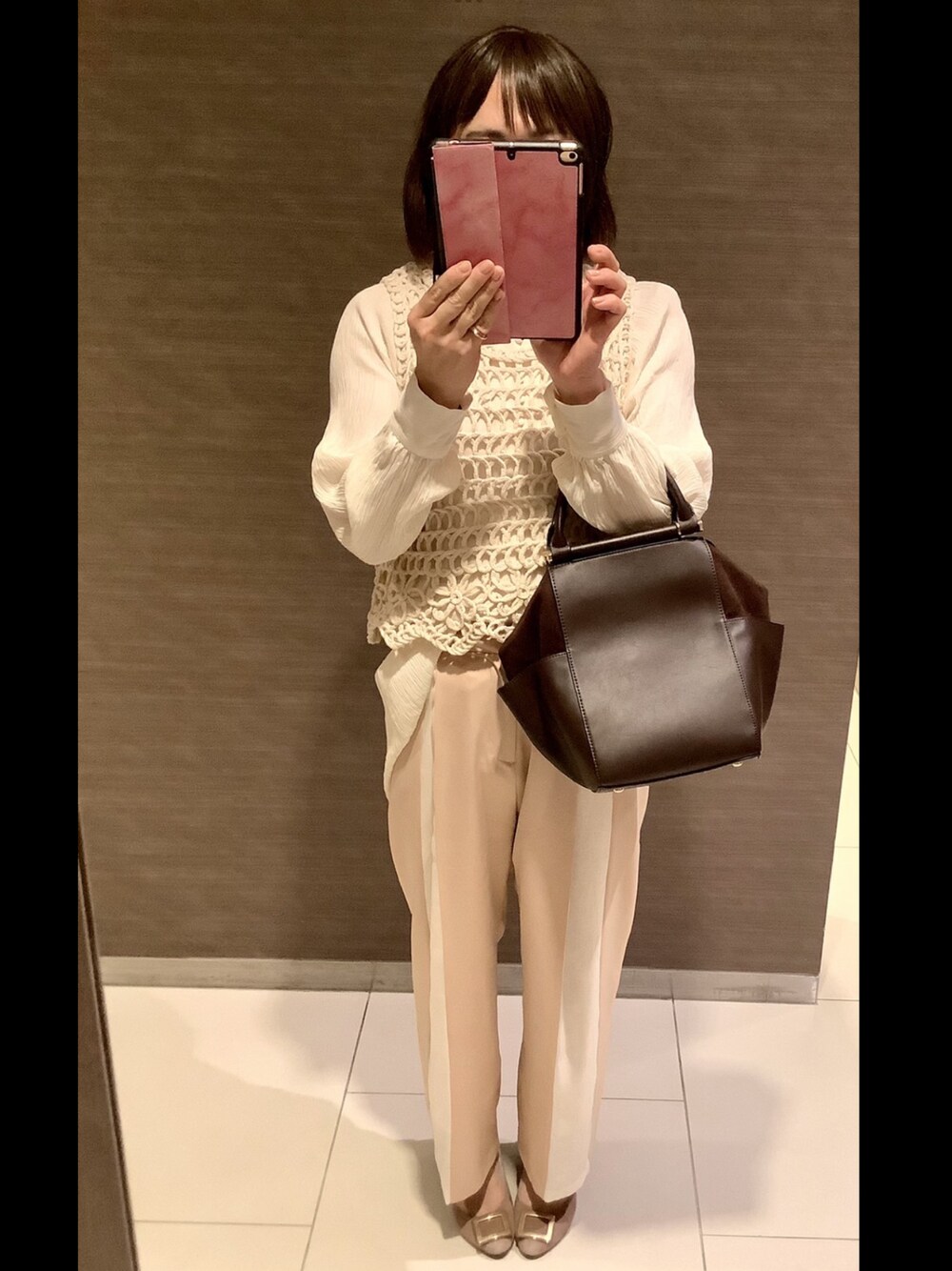 「ootd、フレアパンツ、シンプルコーデ、プチプラ、オトナ女子、春夏コーデ、きれいめカジュアル、パンツスタイル、休日スタイル、シャツスタイル、おしゃれさんと繋がりたい、カジュアル、パンプス、ニットベスト」｜「Wordtrobeのアイテム（ベスト、ホワイト系）」を使った、sayanoさん（レディース・163cm）の春コーディネートの1枚目の写真
