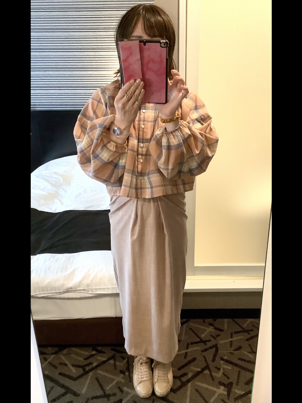「ootd、ナロースカート、休日スタイル、旅行、大人カジュアル、カジュアルコーデ、お出かけコーデ、きれいめカジュアル、プチプラ、ボリューム袖、シンプル、スニーカーコーデ、ピンク、雨の日コーデ、ショート丈トップス」｜「PRADAのアイテム（スニーカー、ピンク系）」を使った、sayanoさん（レディース・163cm）の春コーディネートの1枚目の写真