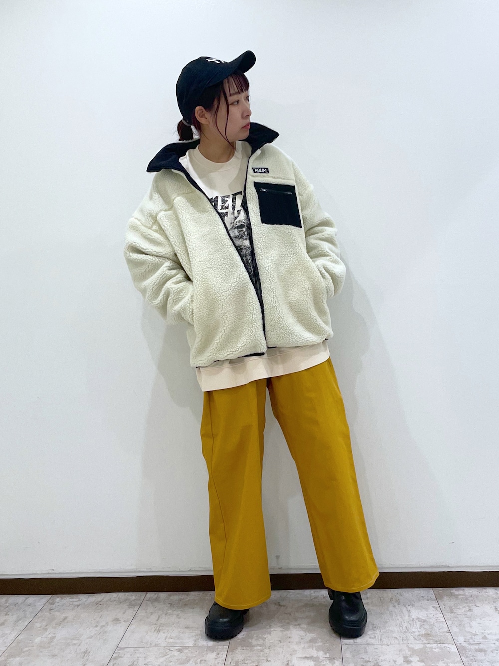 イエロー系のその他パンツ、ホワイト系のブルゾン、ベージュ系のスウェットを着用したレディースの春コーディネートの1枚目の写真