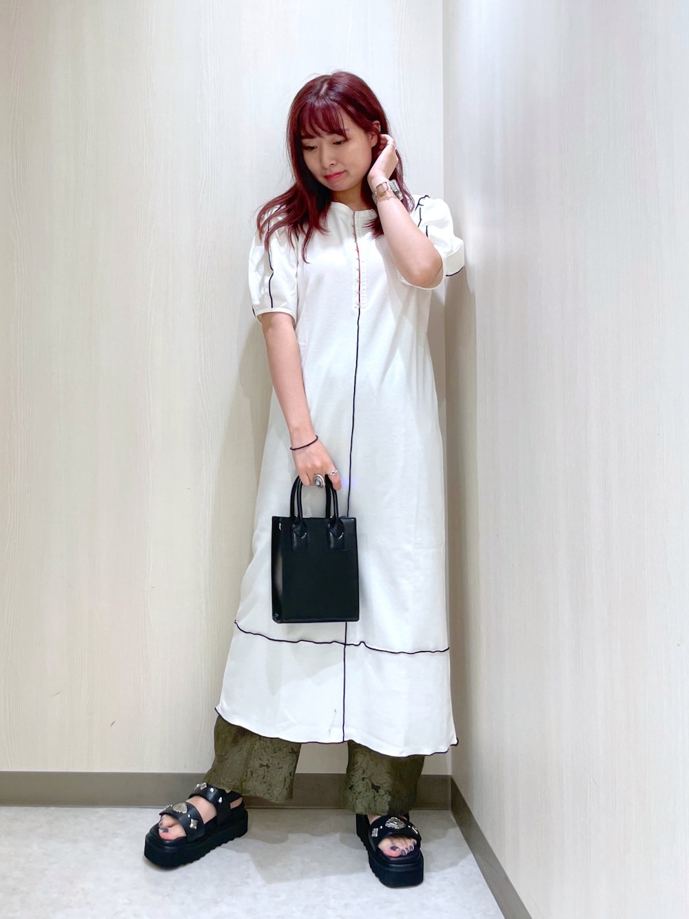 「秋コーデ、大人カジュアル、秋カラー、淡色コーデ、パンツコーデ、大人ガーリー、おしゃれさんと繋がりたい、秋色、厚底シューズ、ロングワンピース、袖ボリューム、PAGEBOY、レイヤードスタイル、レース、カジュアルガーリー」｜「PAGEBOYのワイドストラップショルダー（ショルダーバッグ、ブラック系）」を使った、おかゆさん（レディース・161cm）の秋コーディネートの1枚目の写真
