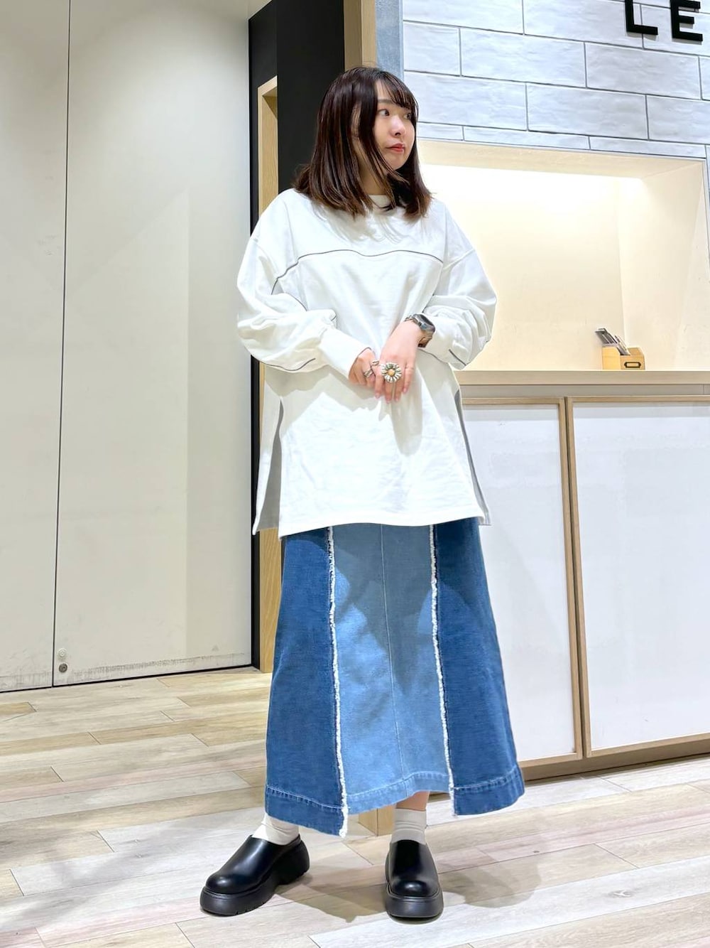 「着痩せ・細見え、体型カバー、差し色コーデ、テーマパーク、カジュアル、旅行、オーバーサイズ、ゆったり、スウェット、LEPSIM、スカート、ロングスカート、サンダル、楽ちんコーデ、ウエストゴム」｜「LEPSIMのデザインデニムスカート　987464（デニムスカート、ブルー系）」を使った、おかゆさん（レディース・161cm）の夏コーディネートの1枚目の写真