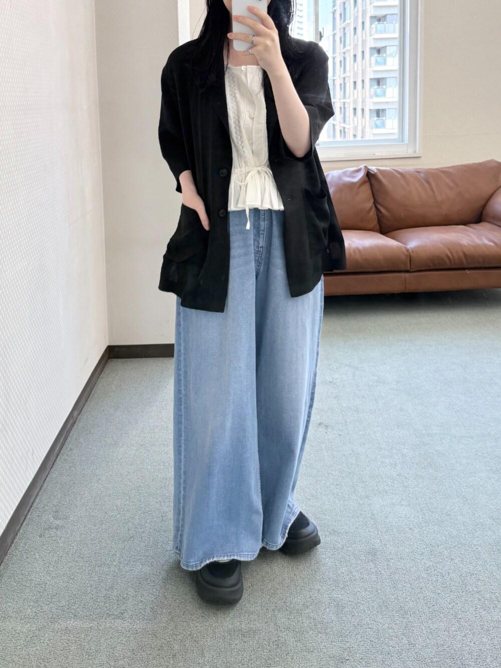 ブルー系のデニムパンツ、ブラック系のその他アウター、ホワイト系のシャツ/ブラウスを着用したレディースの夏コーディネートの1枚目の写真