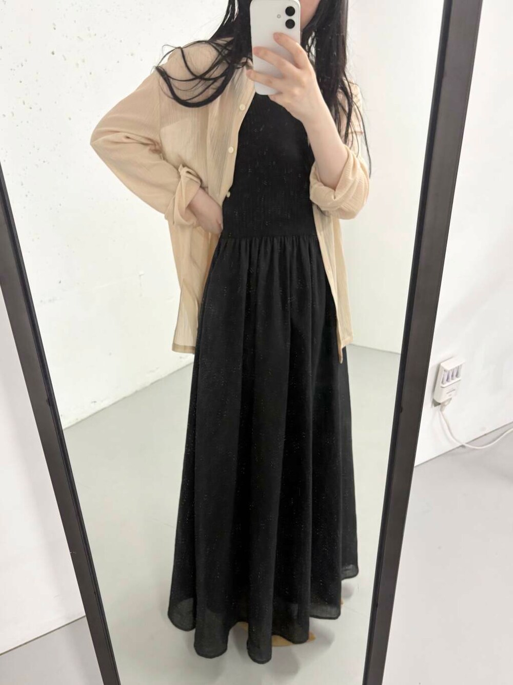ピンク系のシャツ/ブラウス、イエロー系のサンダル、ブラック系のワンピースを着用したレディースの夏コーディネートの1枚目の写真