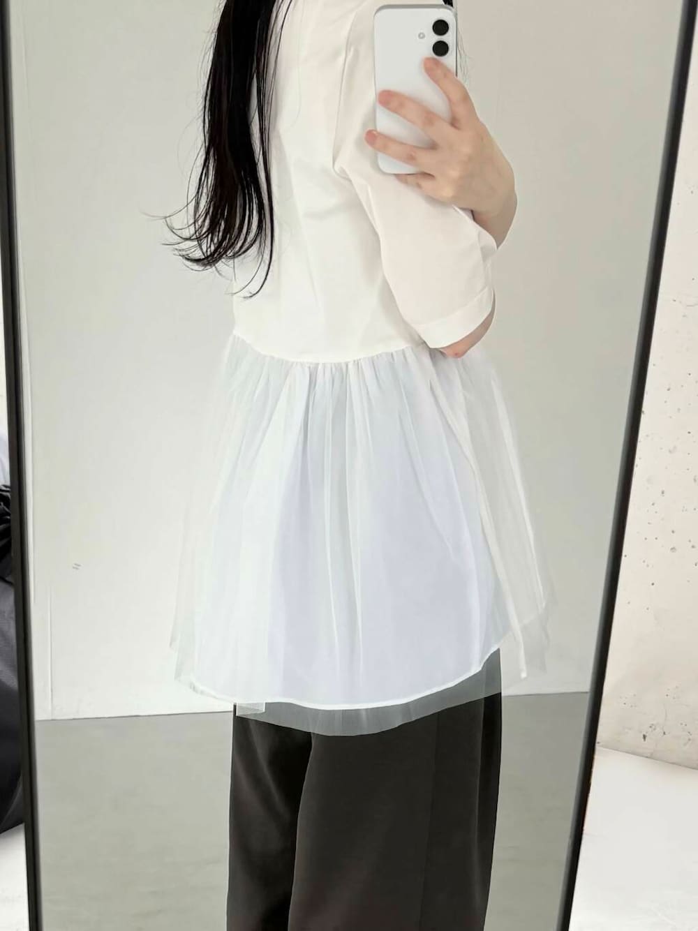 ホワイト系のTシャツ/カットソー、グレー系のその他パンツ、レッド系のサンダルを着用したレディースの夏コーディネートの1枚目の写真
