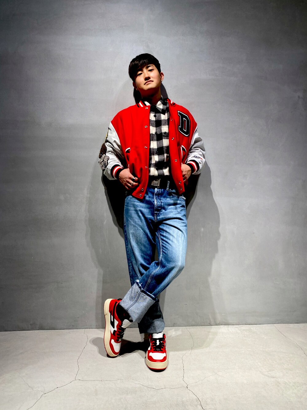 「アメカジ、アメカジコーデ、アメカジスタイル、チェックシャツ、レッドコーデ、Diesel、DIESELGINZA」｜「DIESELのメンズ Dクオーターロゴ レザー スニーカー（スニーカー、ホワイト系）」を使った、Seanさん（メンズ・172cm）の秋コーディネートの1枚目の写真