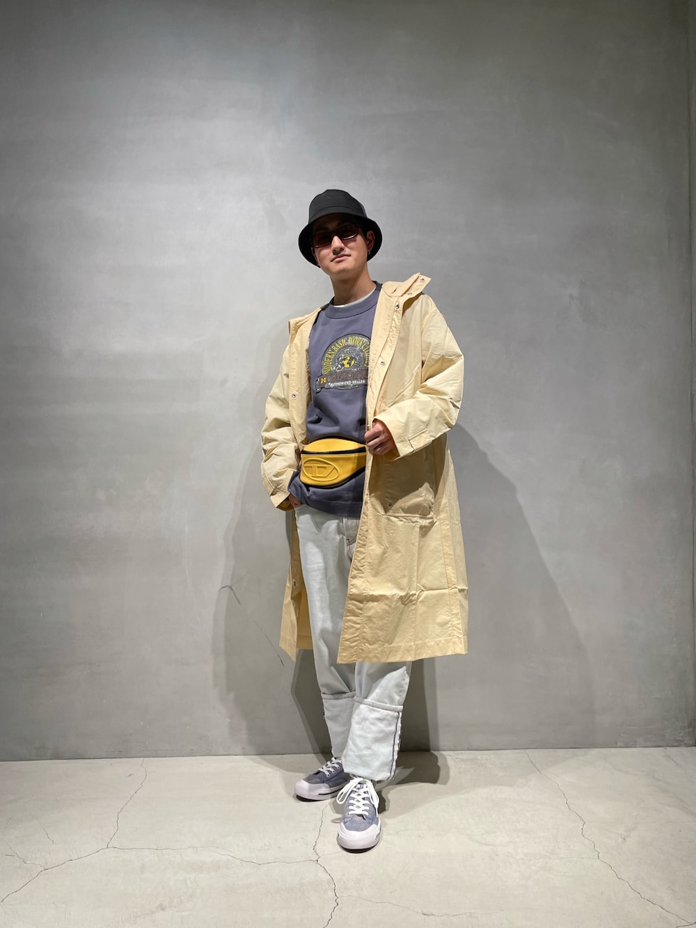 「カジュアルコーデ、大人コーデ、きれいめカジュアル、Diesel」｜「DIESELのアイテム（スニーカー、ブルー系）」を使った、Seanさん（メンズ・172cm）の春コーディネートの1枚目の写真