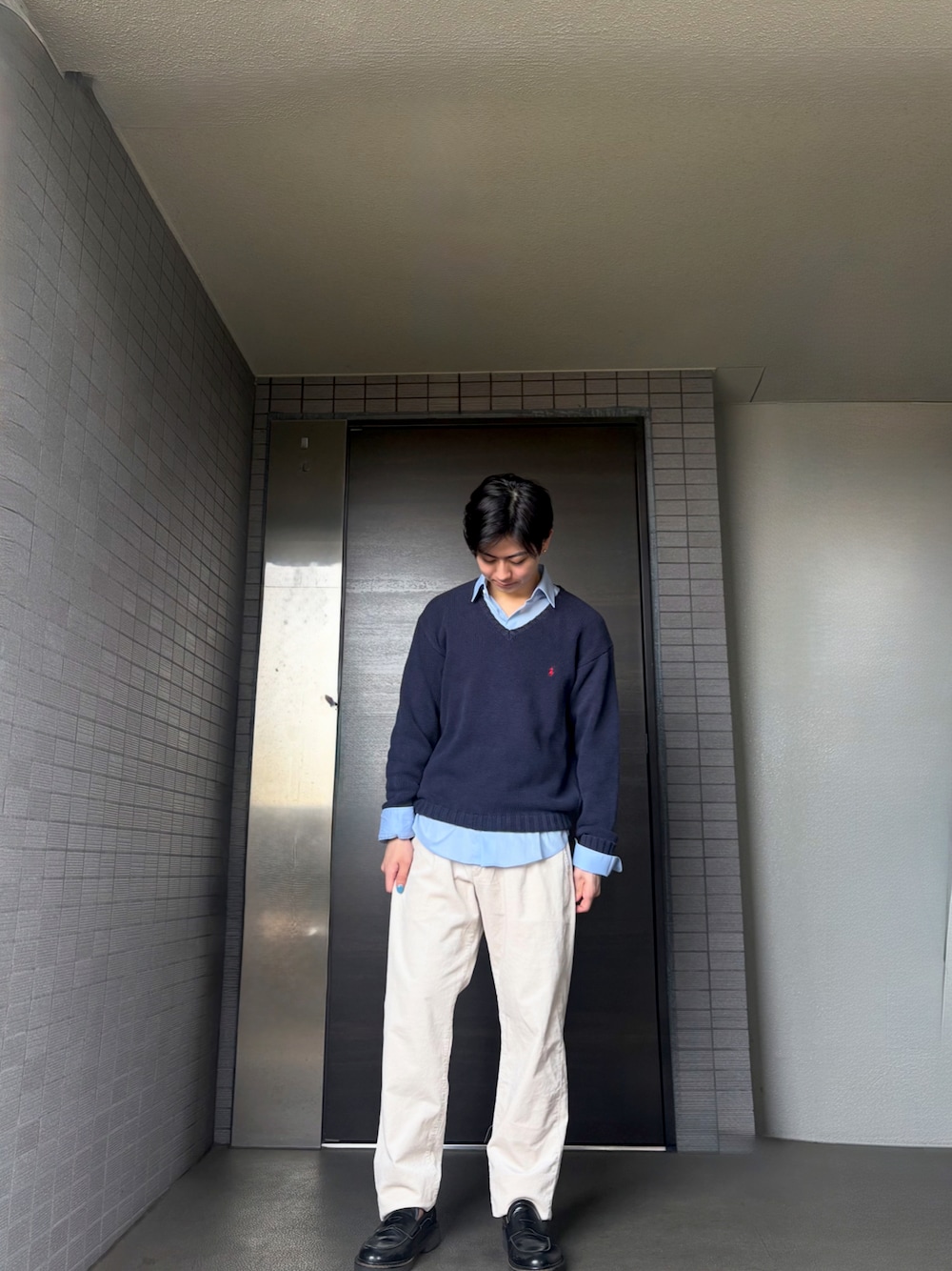 ブルー系のニット/セーター、ブルー系のシャツ/ブラウス、その他のパンツを着用したメンズの秋コーディネートの1枚目の写真