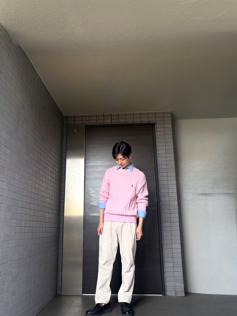 その他のパンツ、ブルー系のシャツ/ブラウスを着用したメンズの秋コーディネートの1枚目の写真