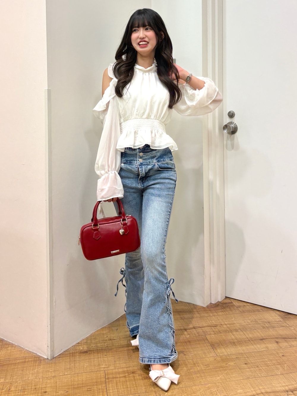 ホワイト系のシャツ/ブラウス、ブルー系のデニムパンツ、ホワイト系のパンプスを着用したレディースの春コーディネートの1枚目の写真