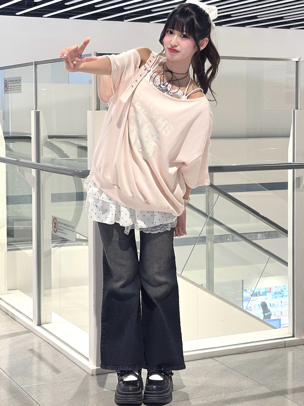 ピンク系のTシャツ/カットソー、ホワイト系のスカート、ブラック系のデニムパンツを着用したレディースの春コーディネートの1枚目の写真