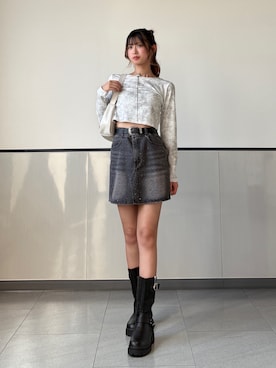 「アイテム（デニムスカート、グレー系）」を使った、愛琉さん（レディース・158cm）の秋コーディネート