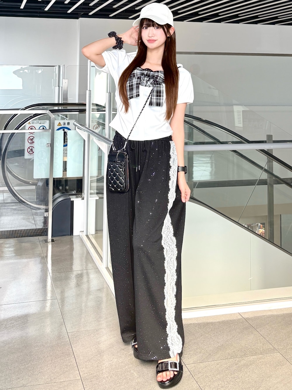 ホワイト系のTシャツ/カットソー、ブラック系のその他パンツ、ブラック系のサンダルを着用したレディースの夏コーディネートの1枚目の写真
