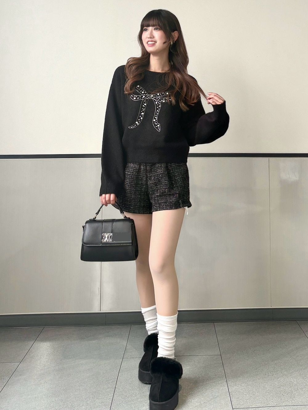 ブラック系のニット/セーター、ブラック系のその他パンツ、ブラック系のブーツを着用したレディースの冬コーディネートの1枚目の写真