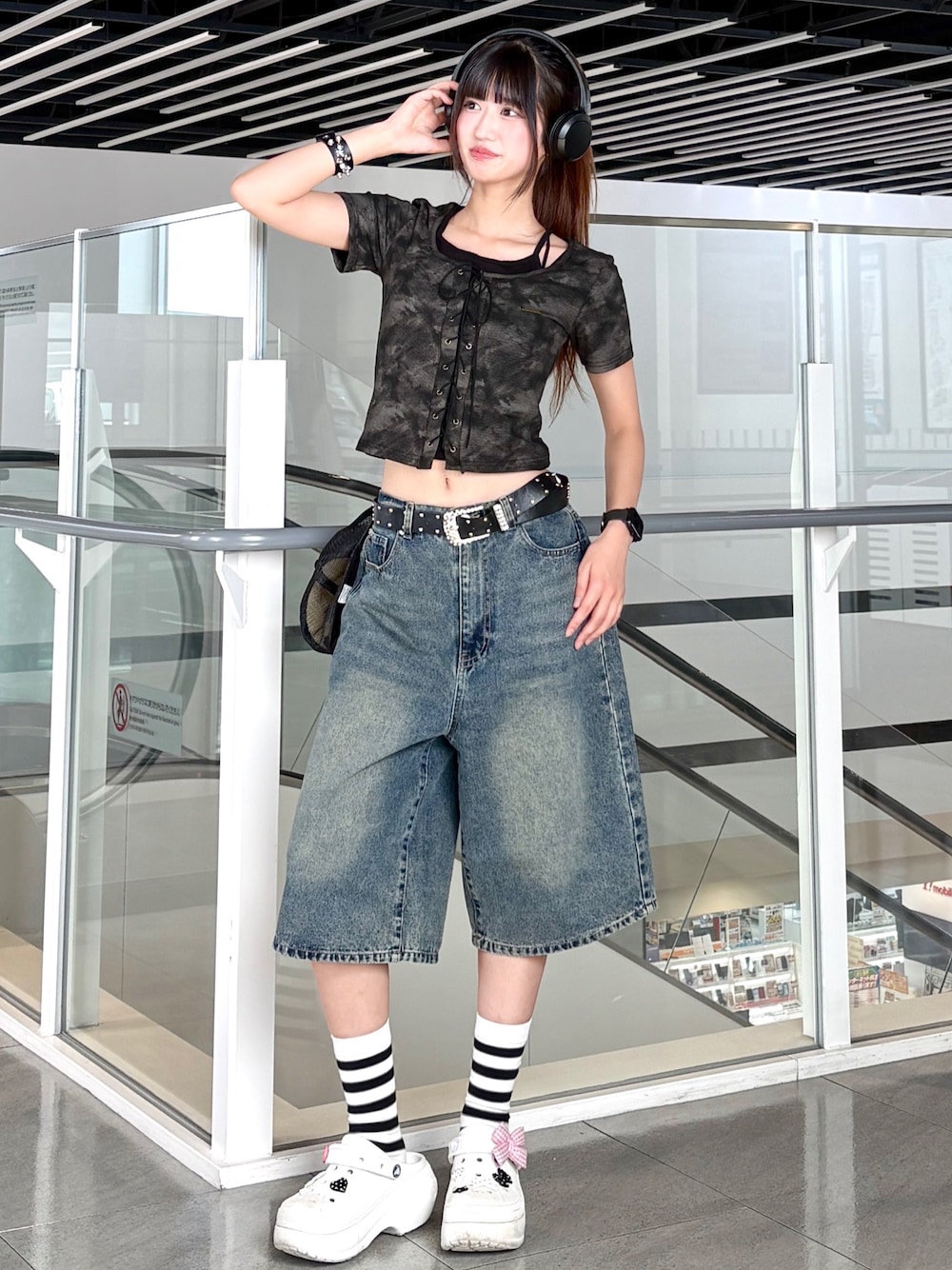 ブラック系のTシャツ/カットソー、ブルー系のデニムパンツを着用したレディースの夏コーディネートの1枚目の写真