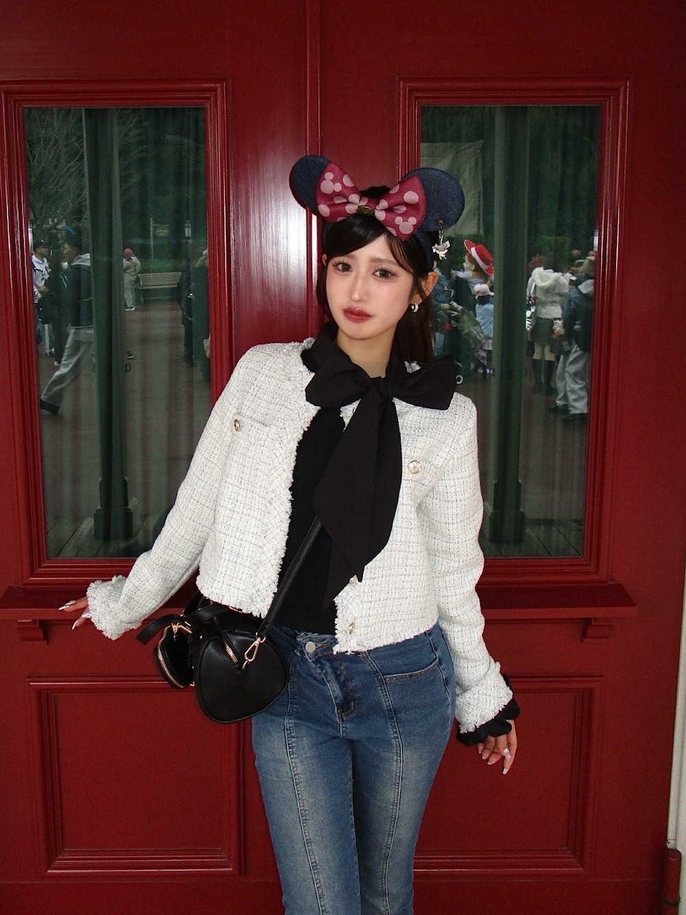 ホワイト系のブルゾン、ブラック系のボストンバッグを着用したレディースの春コーディネートの1枚目の写真