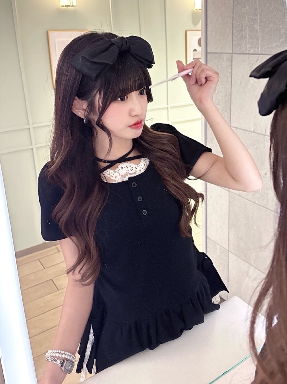 ブラック系のTシャツ/カットソーを着用したレディースの春コーディネートの1枚目の写真